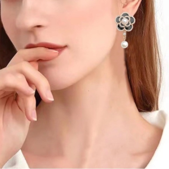 Gorgeous High Fashion Rose Camellia Pearl Earrings - Picture 2 of 6